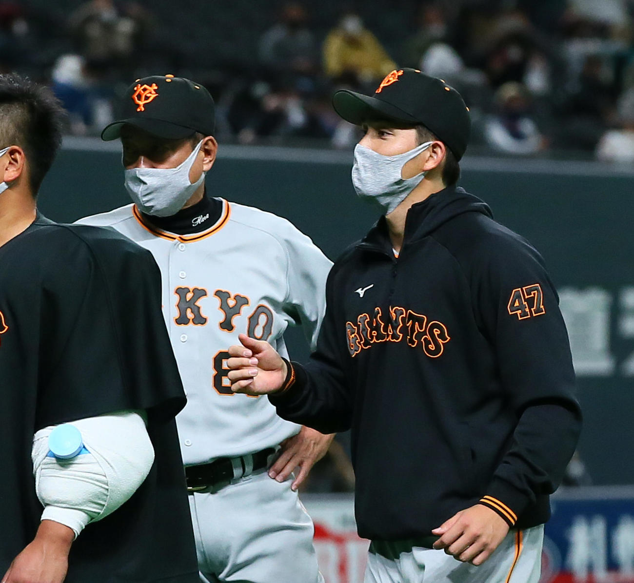 日本ハム対巨人　勝利し笑顔を見せる巨人高橋（右）。左は原監督（撮影・足立雅史）