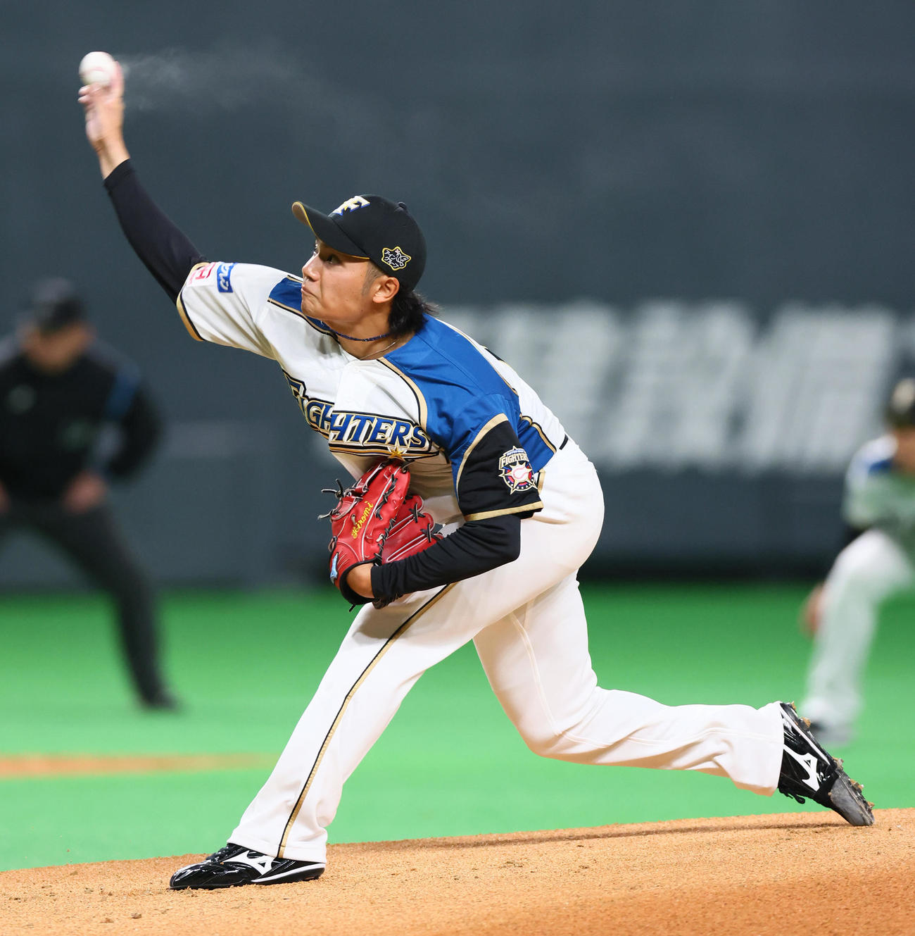 日本ハム対巨人　日本ハム先発の伊藤（撮影・足立雅史）