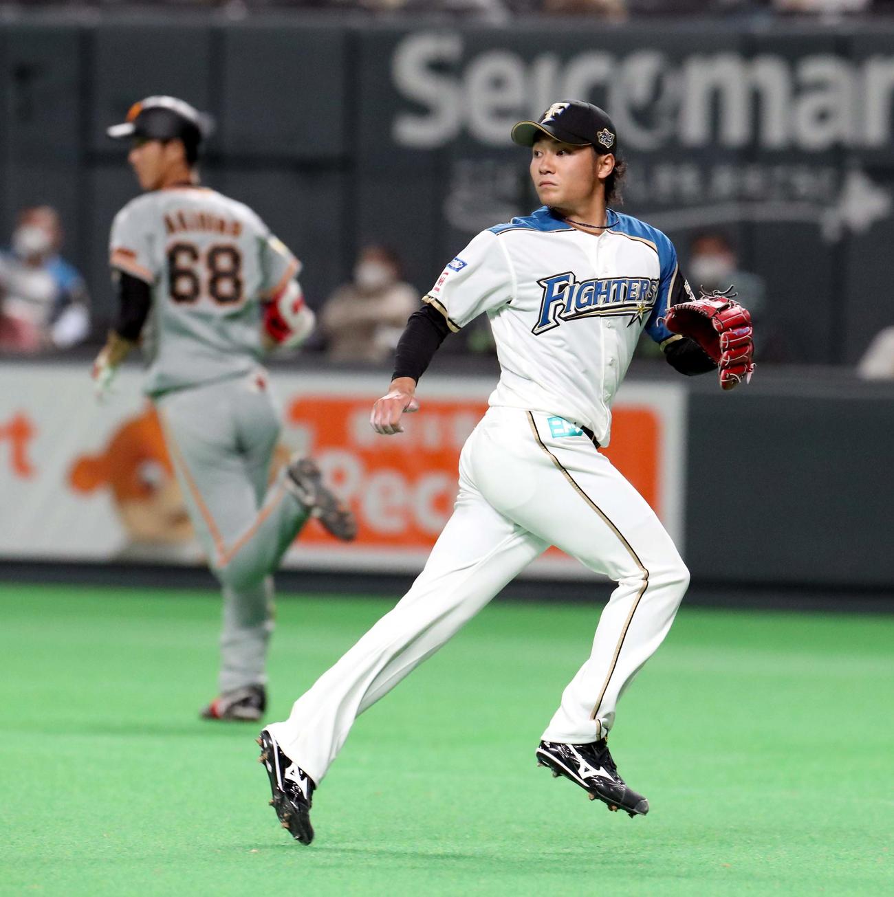 日本ハム対巨人　2回表巨人2死一、二塁、秋広（左奥）に左前打を打たれる日本ハム先発の伊藤（撮影・佐藤翔太）