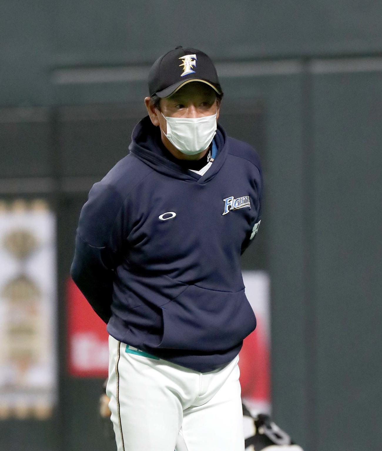 日本ハム対巨人　選手交代を告げベンチに戻る日本ハム栗山監督（撮影・佐藤翔太）
