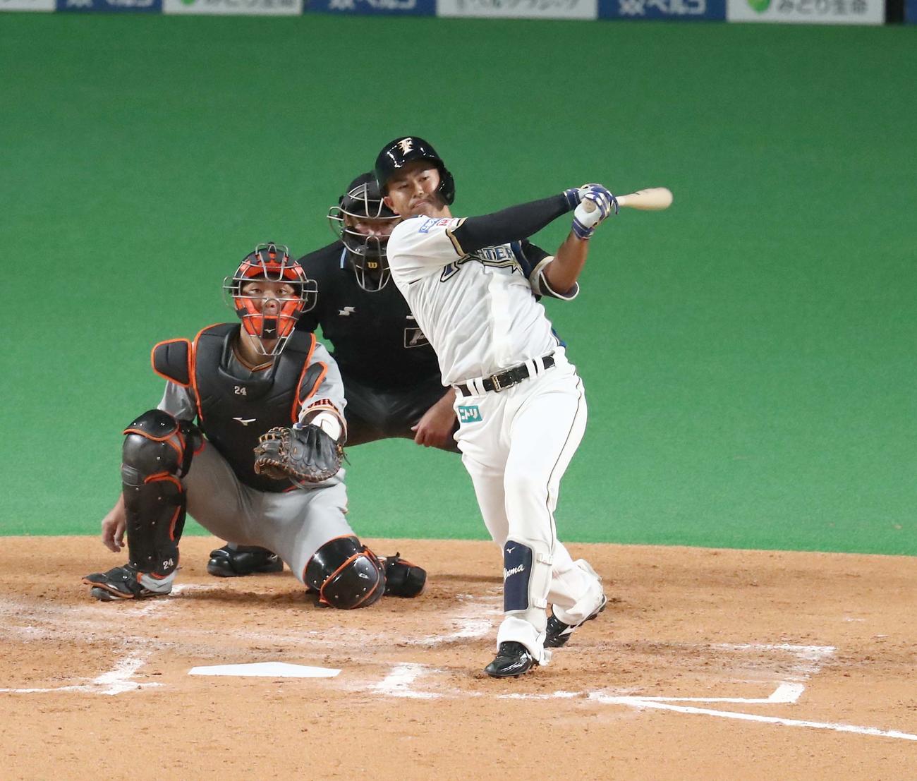 日本ハム対巨人　2回裏日本ハム1死、左前打を放つ今川（撮影・黒川智章）