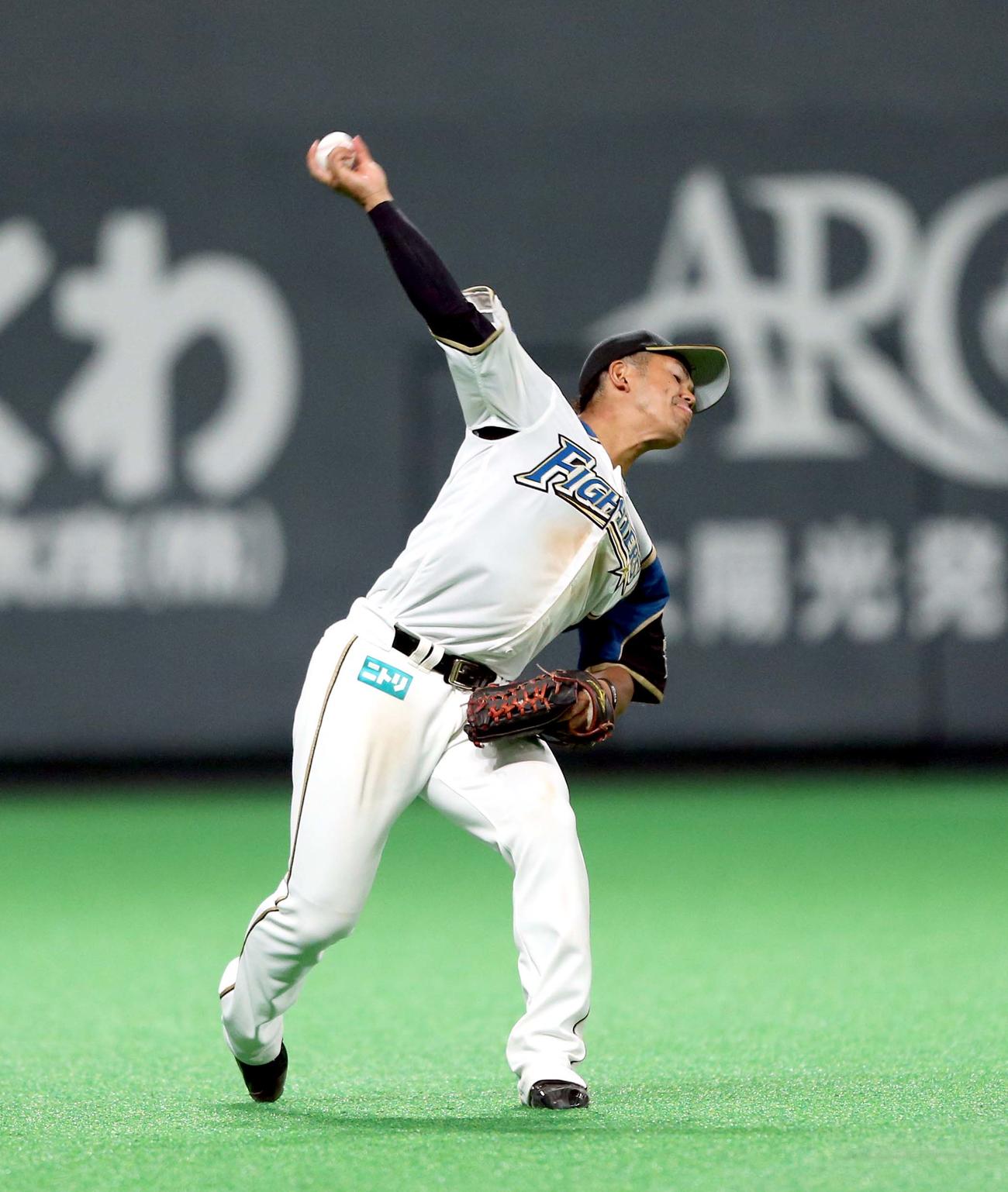 日本ハム対巨人　6回表巨人2死二塁、陽岱鋼の左前打を捕球し本塁で二塁走者の丸を刺す日本ハム左翼手の今川（撮影・佐藤翔太）