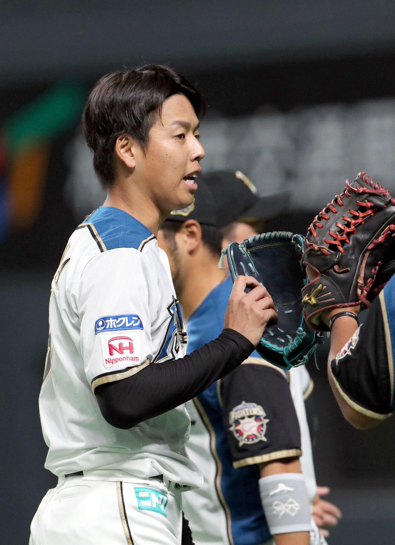 日本ハム対巨人　9回表を無失点に抑えベンチに戻る日本ハム杉浦（撮影・佐藤翔太）