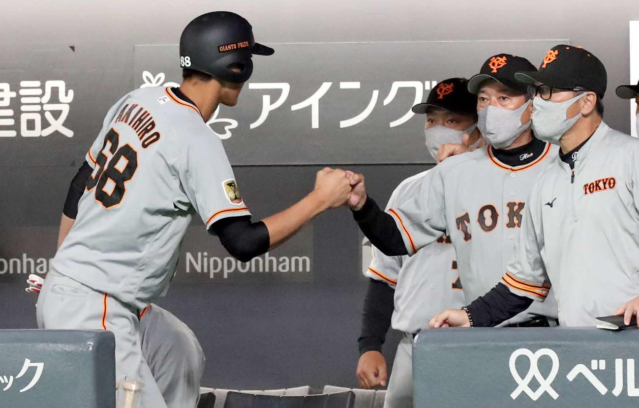 日本ハム対巨人　7回表巨人無死、中前打を放った秋広（左）とグータッチを交わす原監督（撮影・佐藤翔太）