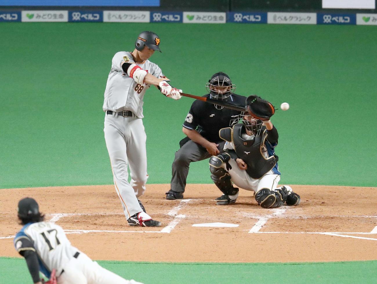 日本ハム対巨人　2回表巨人2死一、二塁、左前打を放つ秋広（撮影・黒川智章）