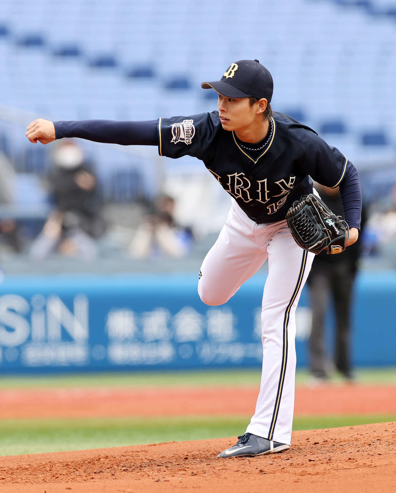 DeNA対オリックス　先発し力投するオリックス山岡（撮影・鈴木正人）