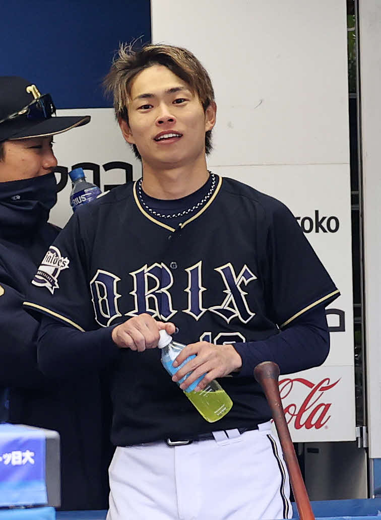 DeNA対オリックス　5回裏、降板したオリックス山岡（撮影・鈴木正人）