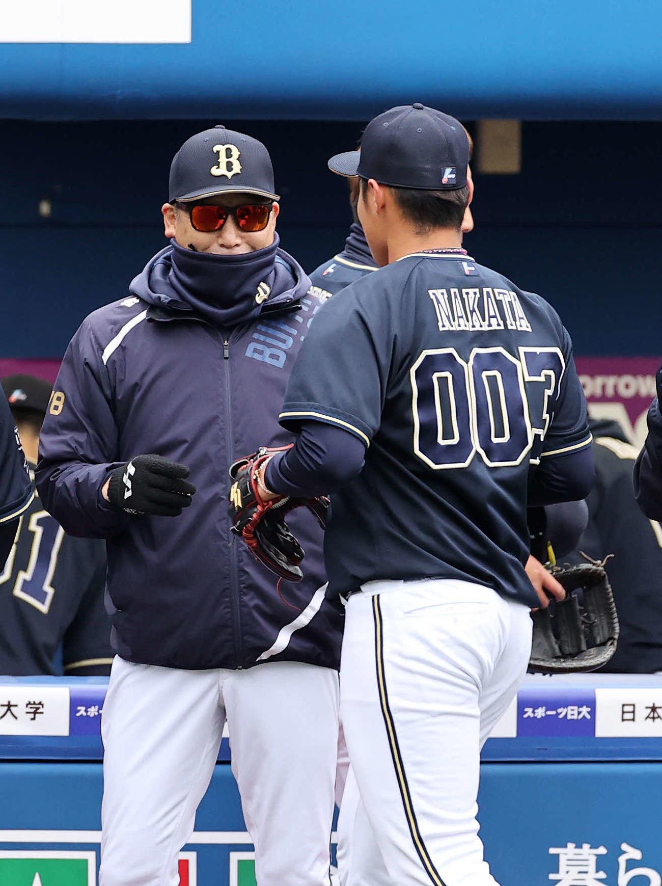 DeNA対オリックス　中田（右）を笑顔で迎えるオリックス中嶋監督（撮影・鈴木正人）