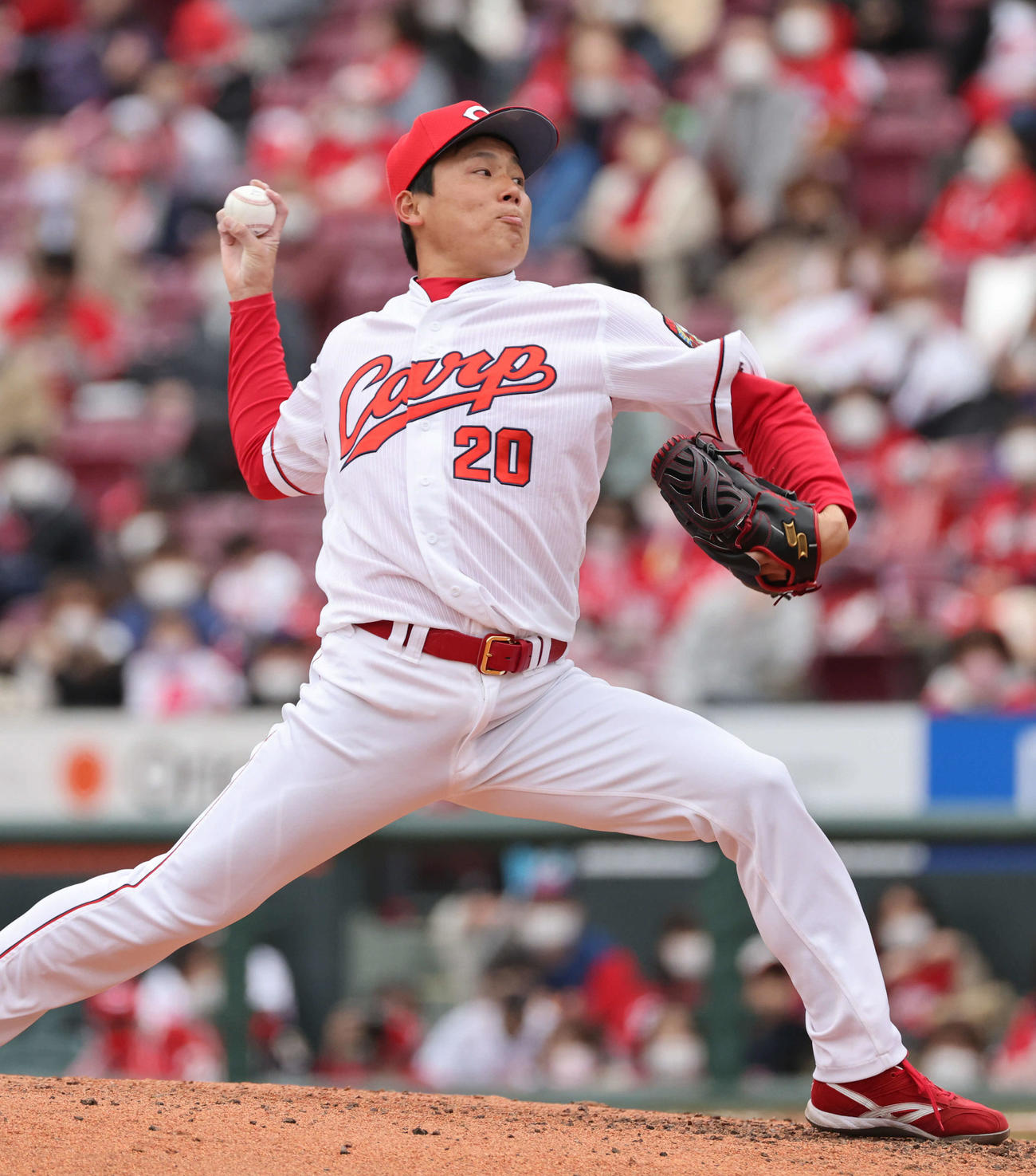 広島対ヤクルト　8回表をピシャリと抑えた栗林（撮影・加藤孝規）