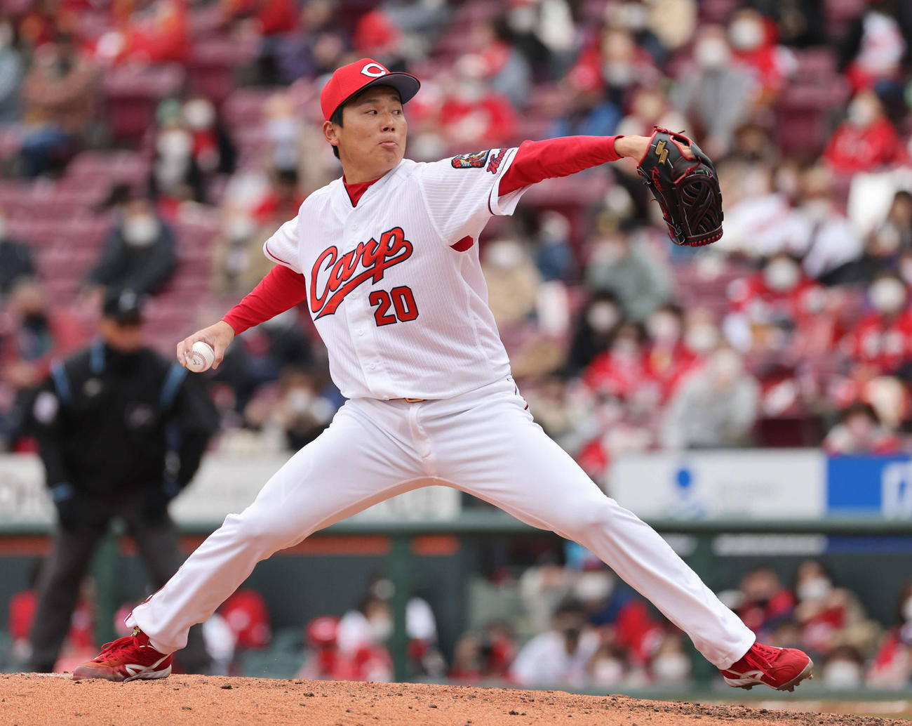 プロ野球オープン戦広島対ヤクルト　8回表ヤクルト、広島五番手の栗林（撮影・加藤孝規）