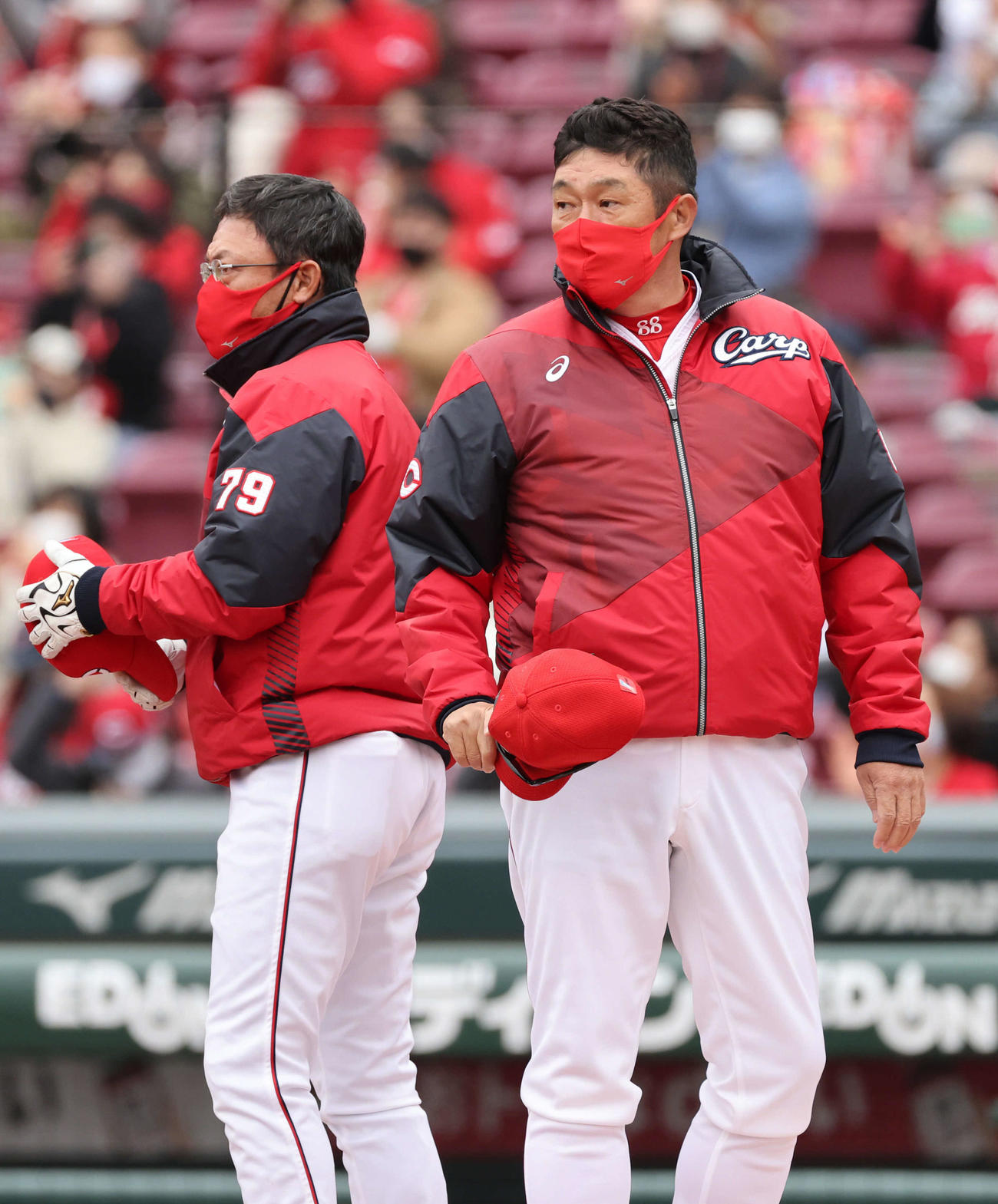 プロ野球オープン戦広島対ヤクルト　ヤクルトに勝った佐々岡監督（右）。左は河田ヘッドコーチ（撮影・加藤孝規）
