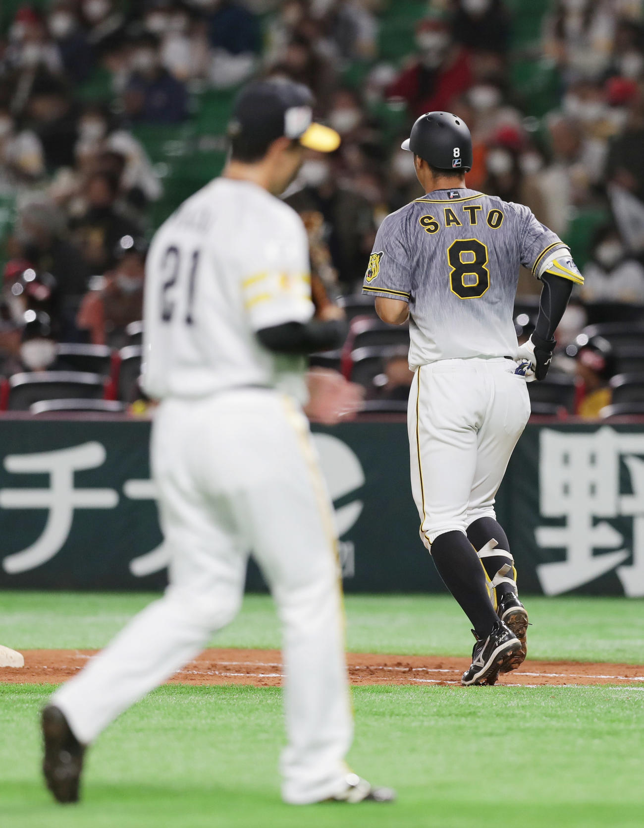 ソフトバンク対阪神　5回表阪神2死一塁、二直に倒れた佐藤輝。左は和田（撮影・前田充）