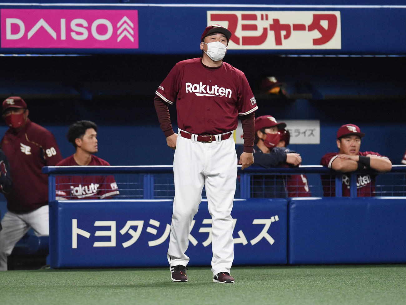 オープン戦・中日対楽天　5回表楽天1死一、三塁、選手交代を告げる石井一久監督（撮影・森本幸一）