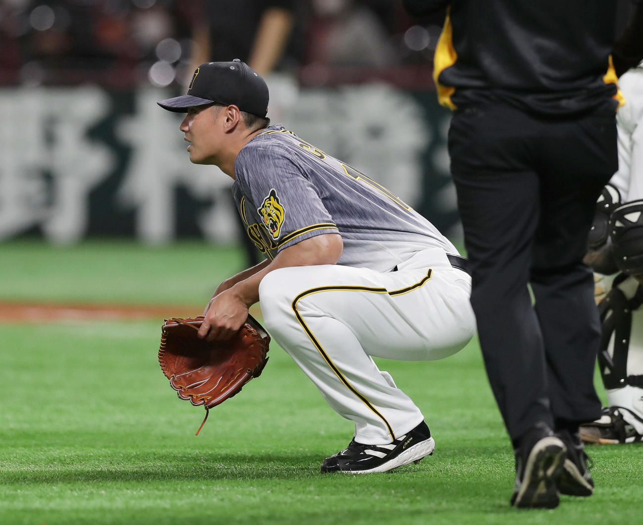 ソフトバンク栗原の打球を足に受け痛がる阪神チェン（撮影・前田充）