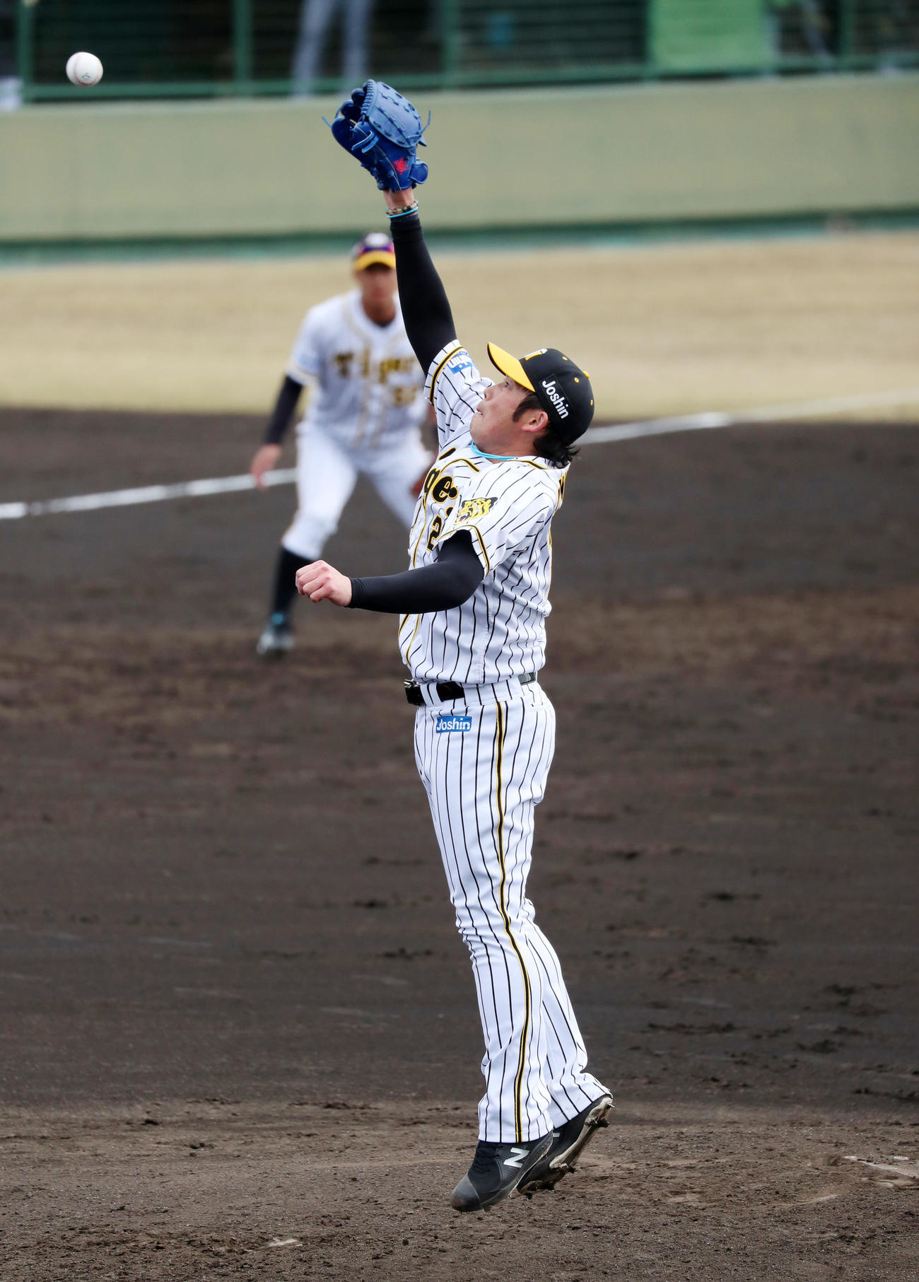 阪神対関大　3回表関大1死一塁、岩田は久保田有の打球をジャンプして捕球する（代表撮影）