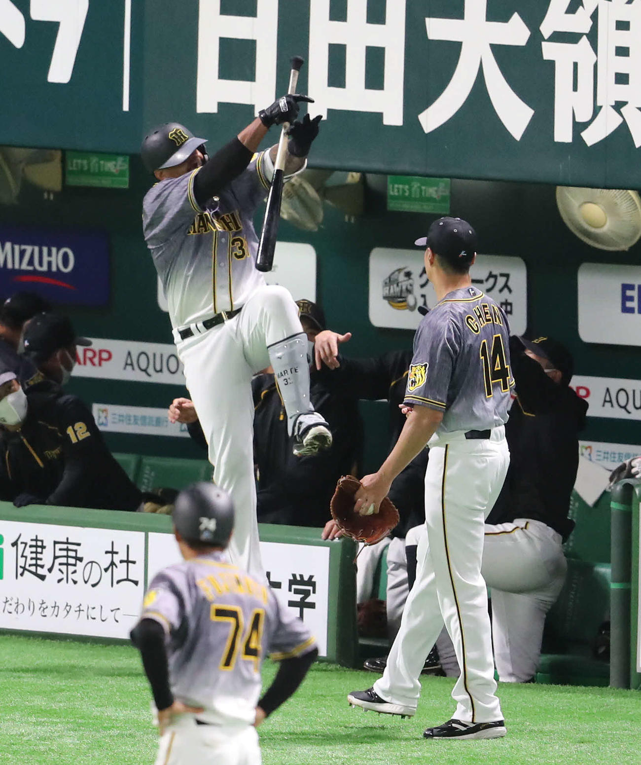 ソフトバンク対阪神　1回表阪神2死、マルテは左越え先制本塁打を放ちポーズを決める（撮影・梅根麻紀）