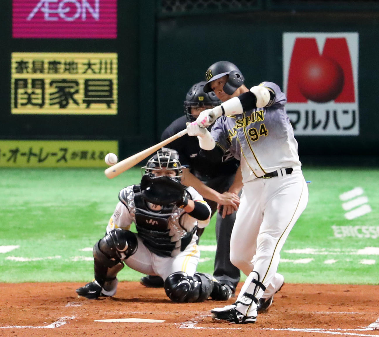 2回表阪神無死一塁、内野安打を放つ原口文仁（撮影・梅根麻紀）
