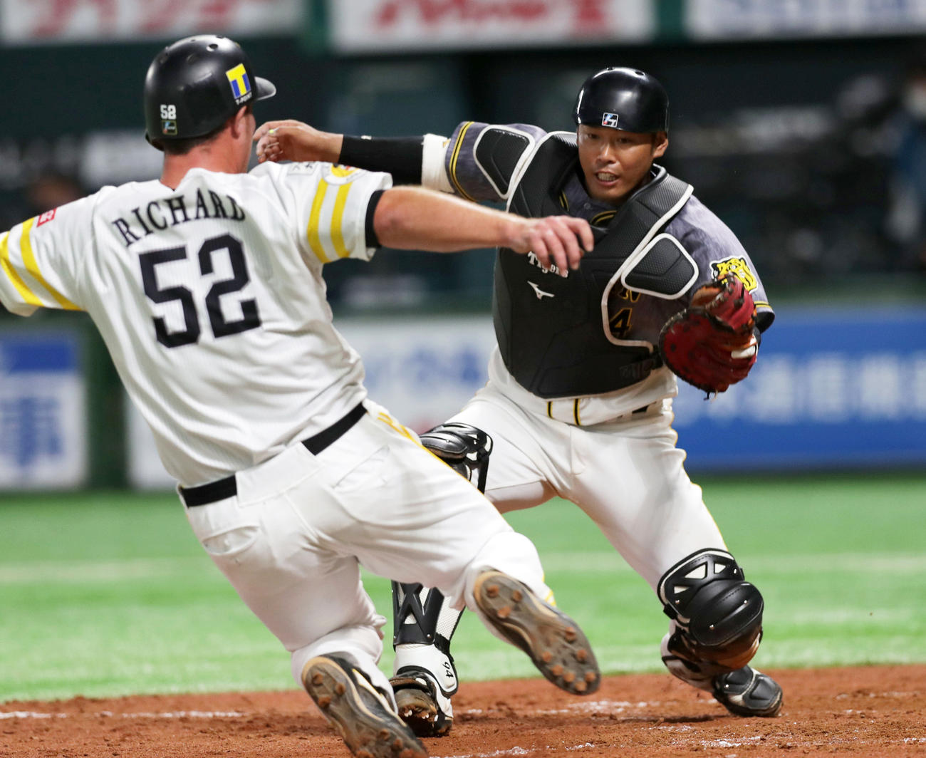 5回裏ソフトバンク2死一、二塁、二塁から生還を狙ったリチャードをアウトにする原口（撮影・前田充）