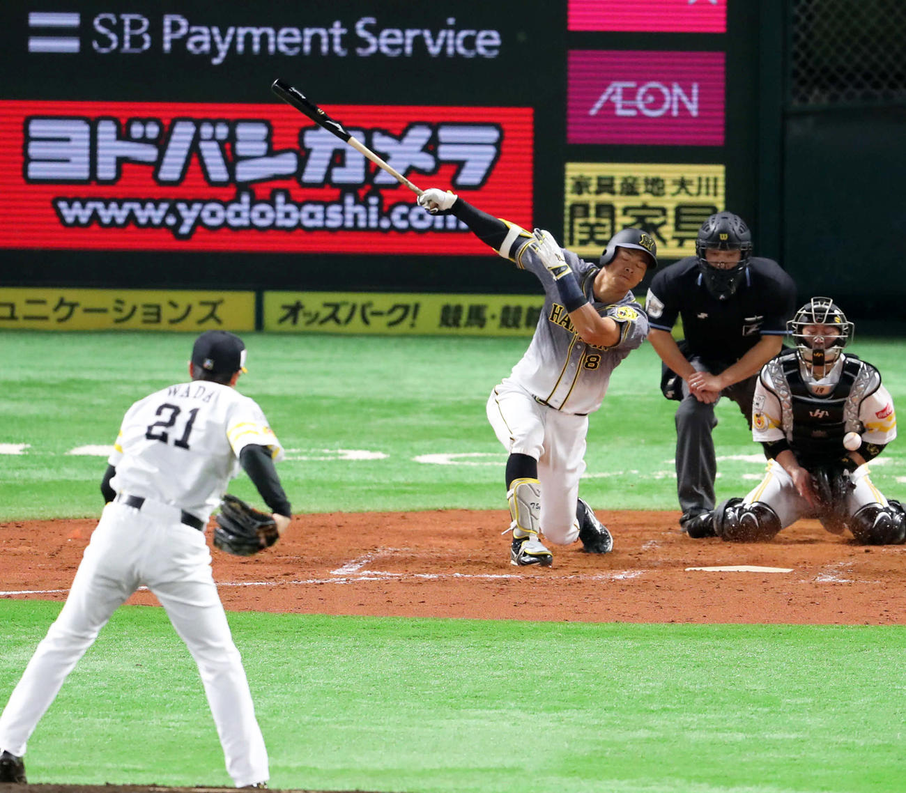 3回表阪神2死、佐藤輝明は12球目の外角低めの変化球で空振り三振（撮影・梅根麻紀）