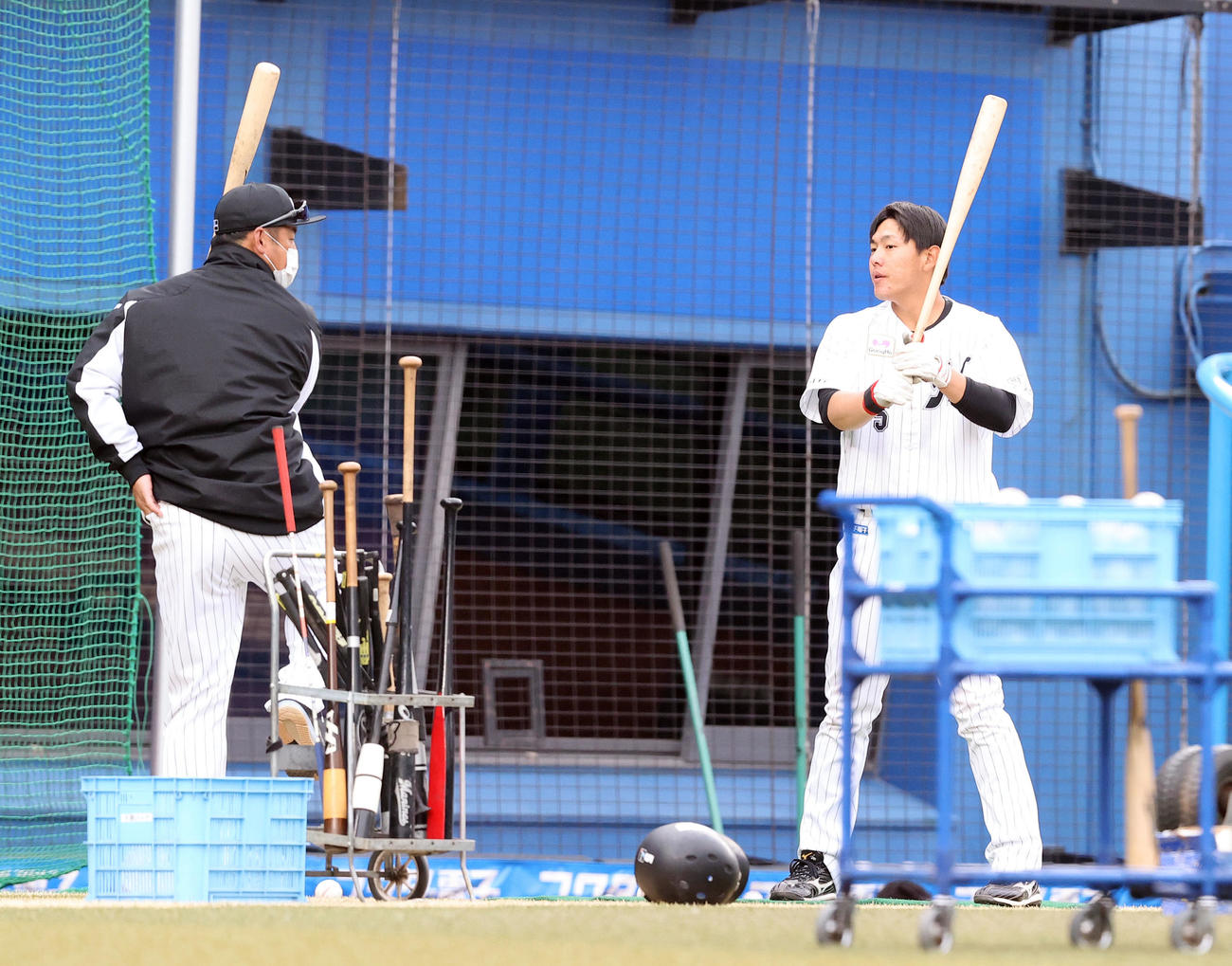 ロッテ対西武　西武に敗れ試合後、居残りで松中臨時コーチ（左）と打撃練習を行う安田（撮影・垰建太）