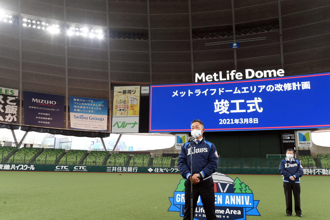 メットライフドームの改修計画の竣工式を終え報道陣の取材に応じる西武辻監督（手前）。奥は株式会社西武ライオンズ取締役オーナーの後藤高志氏（撮影・滝沢徹郎）