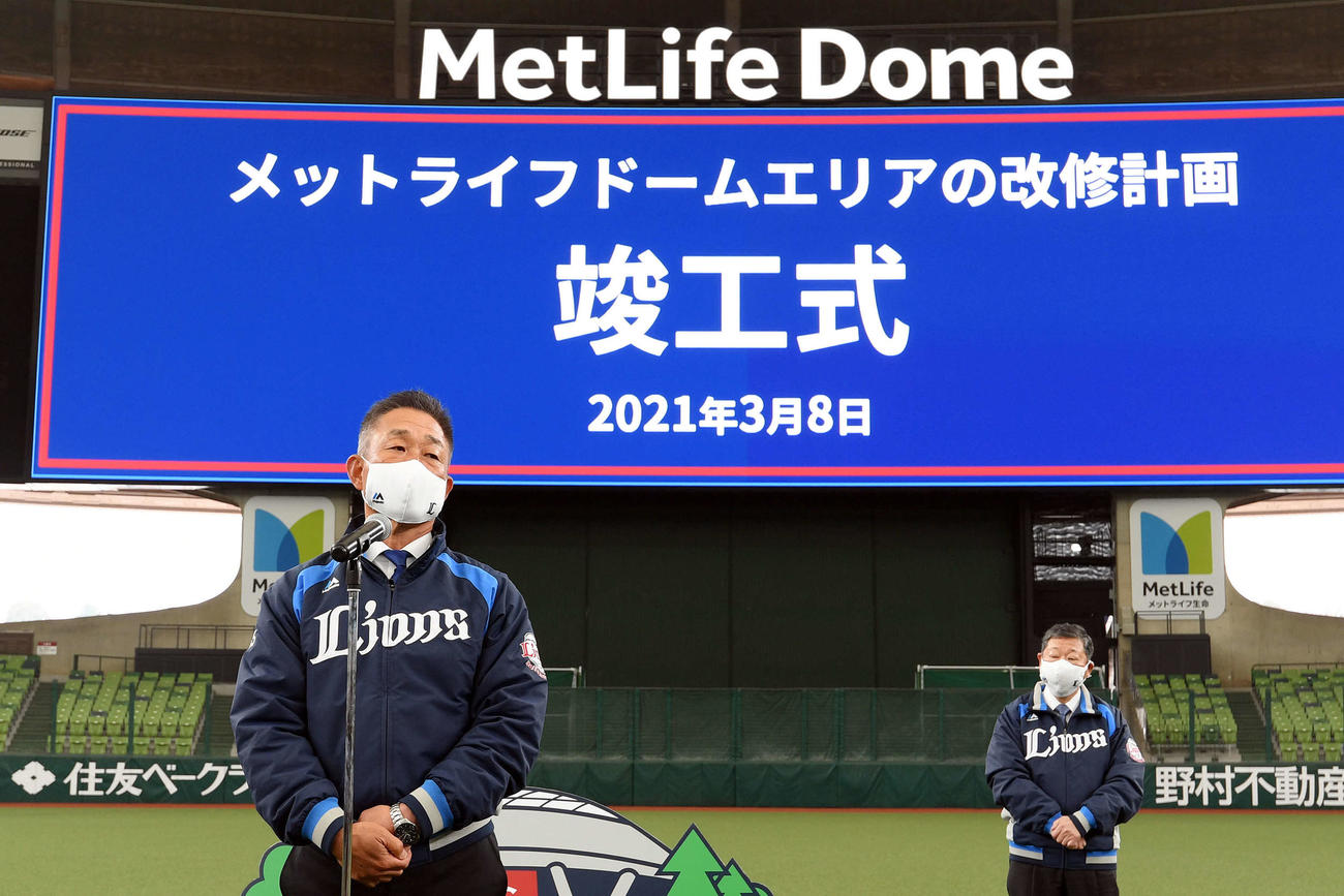 メットライフドームの改修計画の竣工式を終え報道陣の取材に応じる西武辻監督（手前）。奥は株式会社西武ライオンズ取締役オーナーの後藤高志氏（撮影・滝沢徹郎）