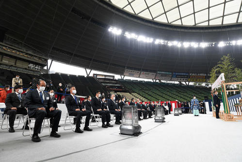 メットライフドームの改修計画の竣工式に参列した西武渡辺GM（手前左）と辻監督（手前左から2人目）ら（撮影・滝沢徹郎）