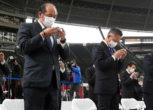 メットライフドームの改修計画の竣工式に参列した西武渡辺GM（左）と辻監督（撮影・滝沢徹郎）
