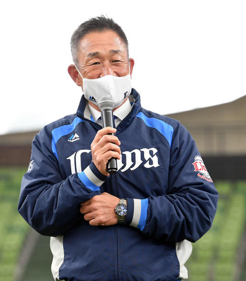 メットライフドームの改修計画の竣工式を終え報道陣の取材に応じる西武辻監督（撮影・滝沢徹郎）