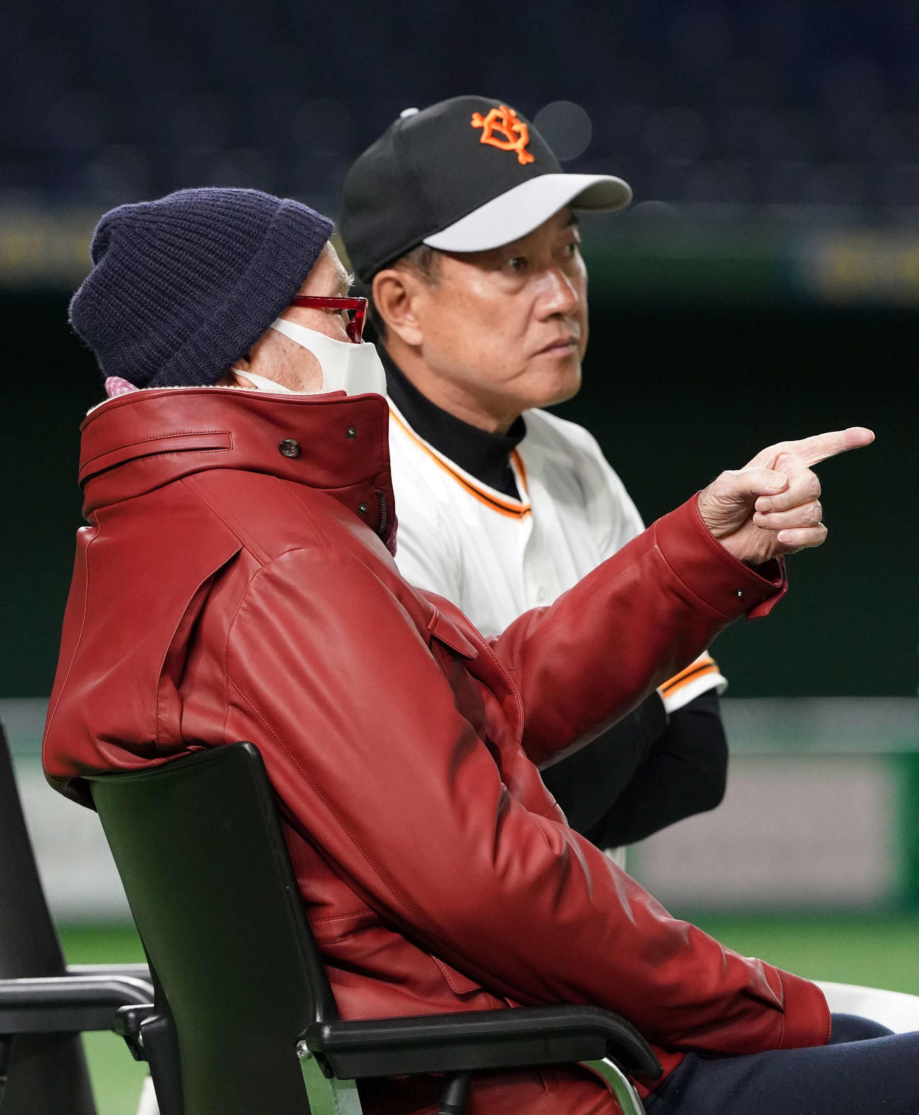 巨人練習を視察し原監督（右）と言葉をかわす長嶋終身名誉監督（2021年3月2日撮影）