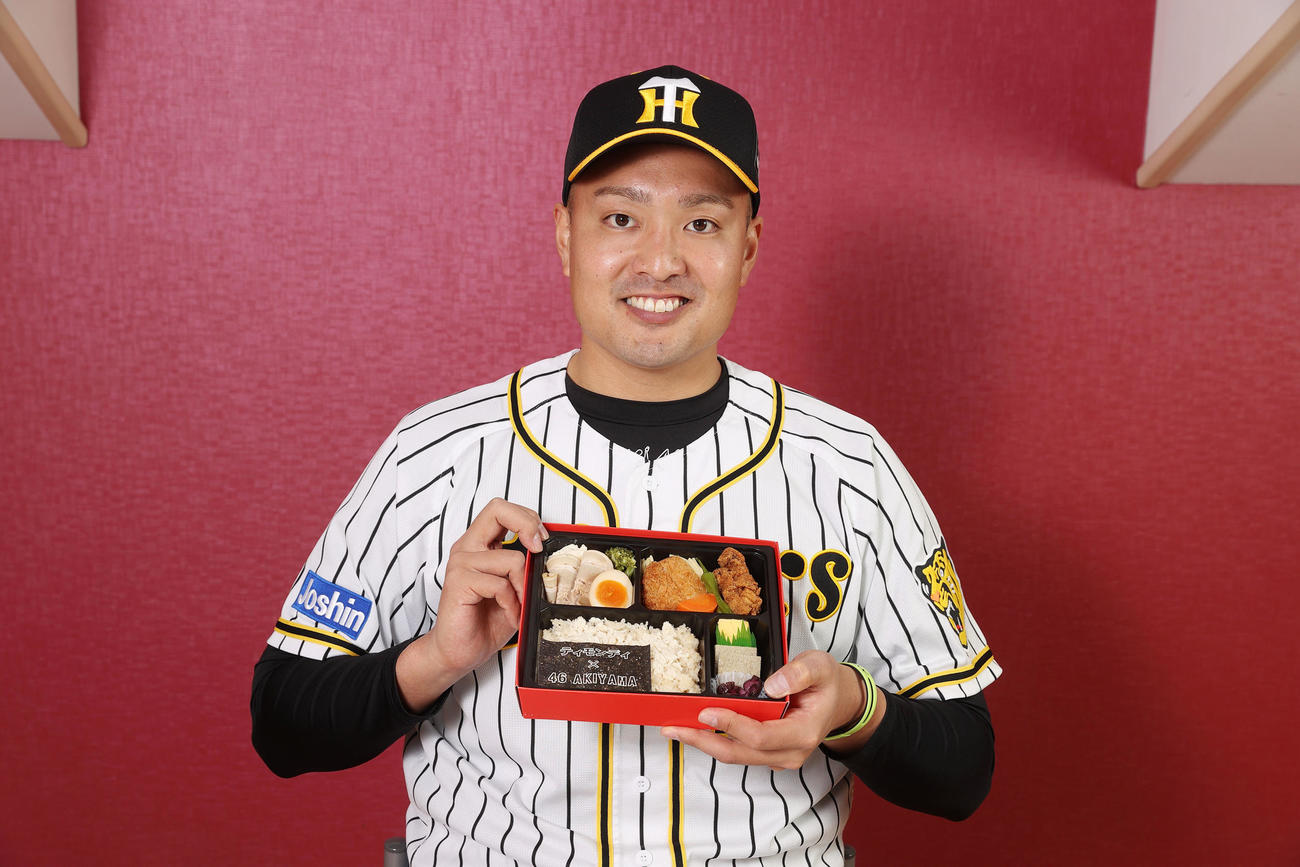 秋山とティモンディの愛媛弁当（阪神甲子園球場提供）