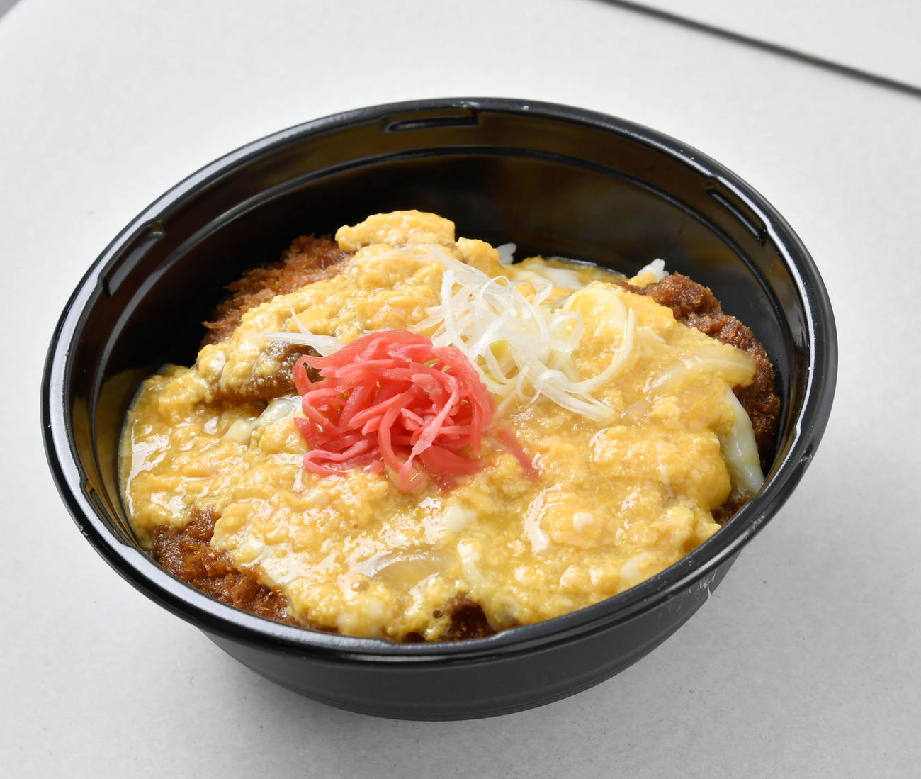 原口文仁のかつ丼（阪神甲子園球場提供）