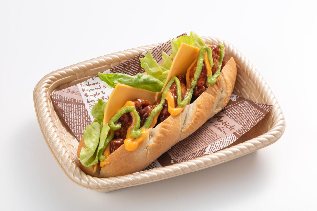 スアレスの豪快BBQチキンカツサンド（阪神甲子園球場提供）
