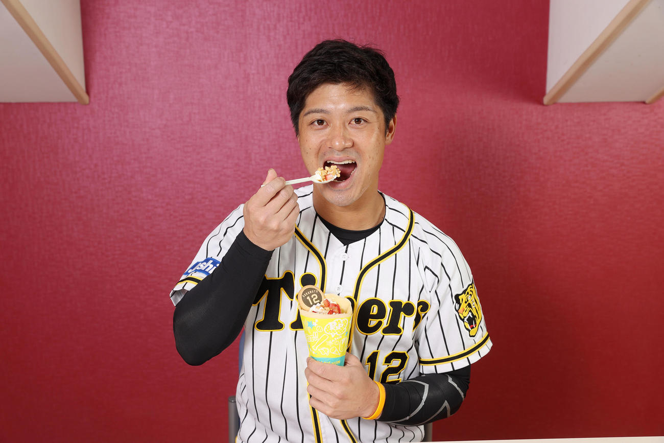 坂本とキャラメルチョコクレープ（阪神甲子園球場提供）