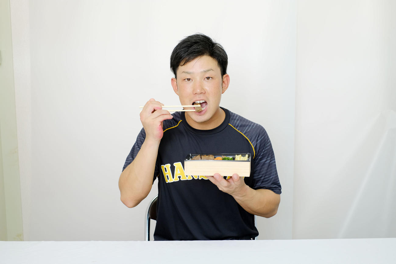 糸原と肉厚ステーキ重（阪神甲子園球場提供）