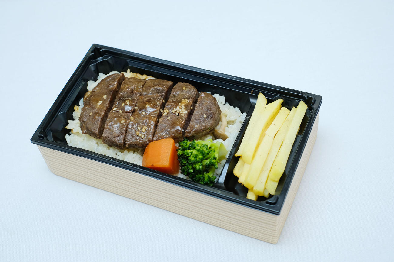 糸原の肉厚ステーキ重（阪神甲子園球場提供）