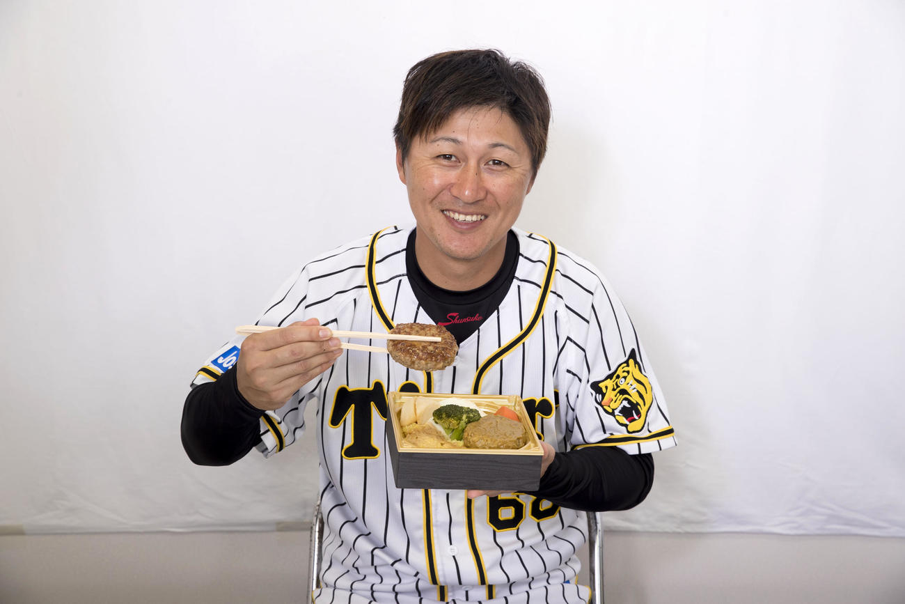 俊介と大好物おつまみセット（阪神甲子園球場提供）