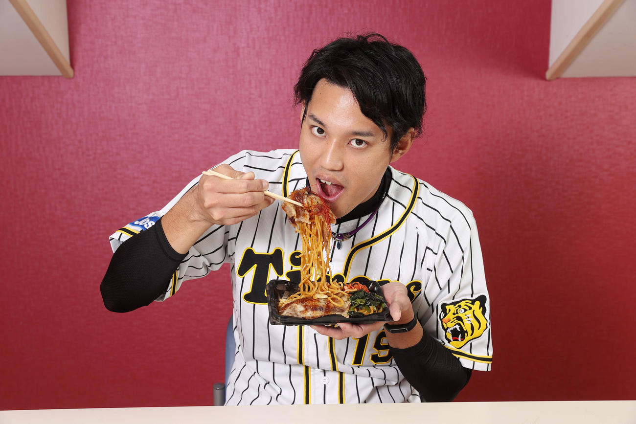 藤浪と牛カルビ焼きそば（阪神甲子園球場提供）