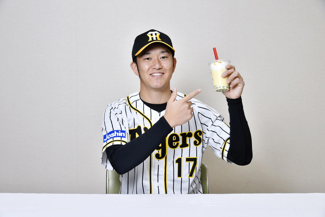 岩貞とタピオカマンゴー（阪神甲子園球場提供）