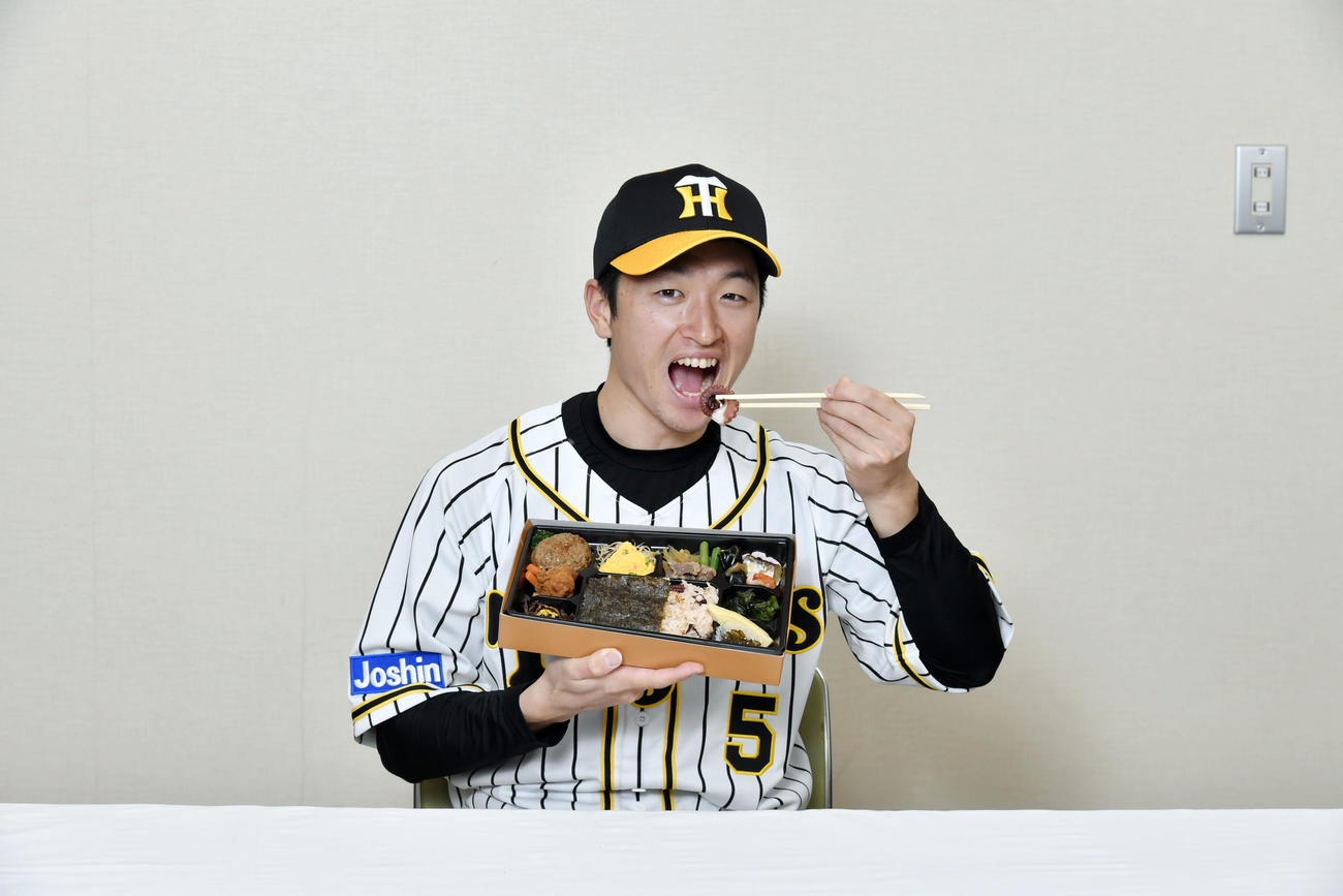 近本光司とタコ飯幕の内（阪神甲子園球場提供）
