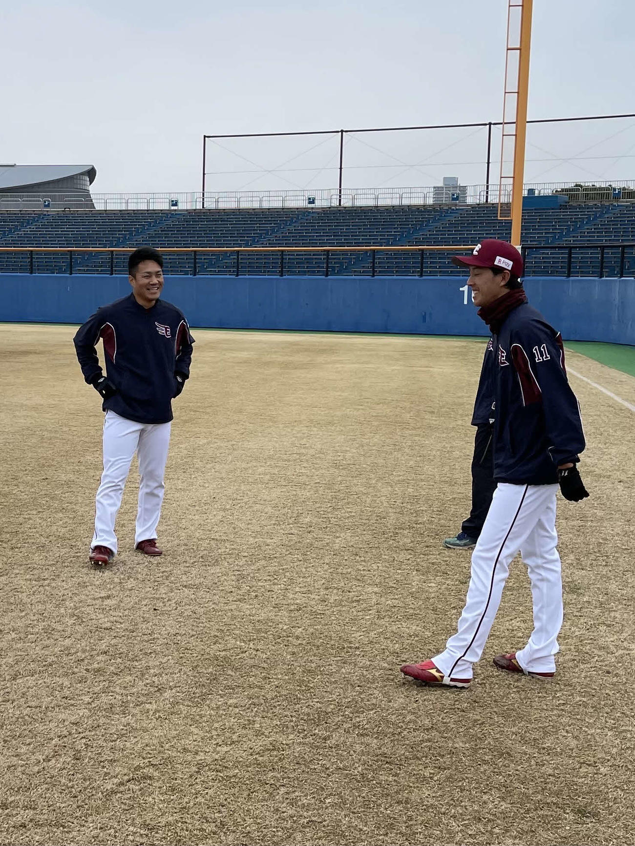 先発予定の9日ロッテ戦へ向け、投手練習に臨む楽天岸（右）。左は則本昂（球団提供）