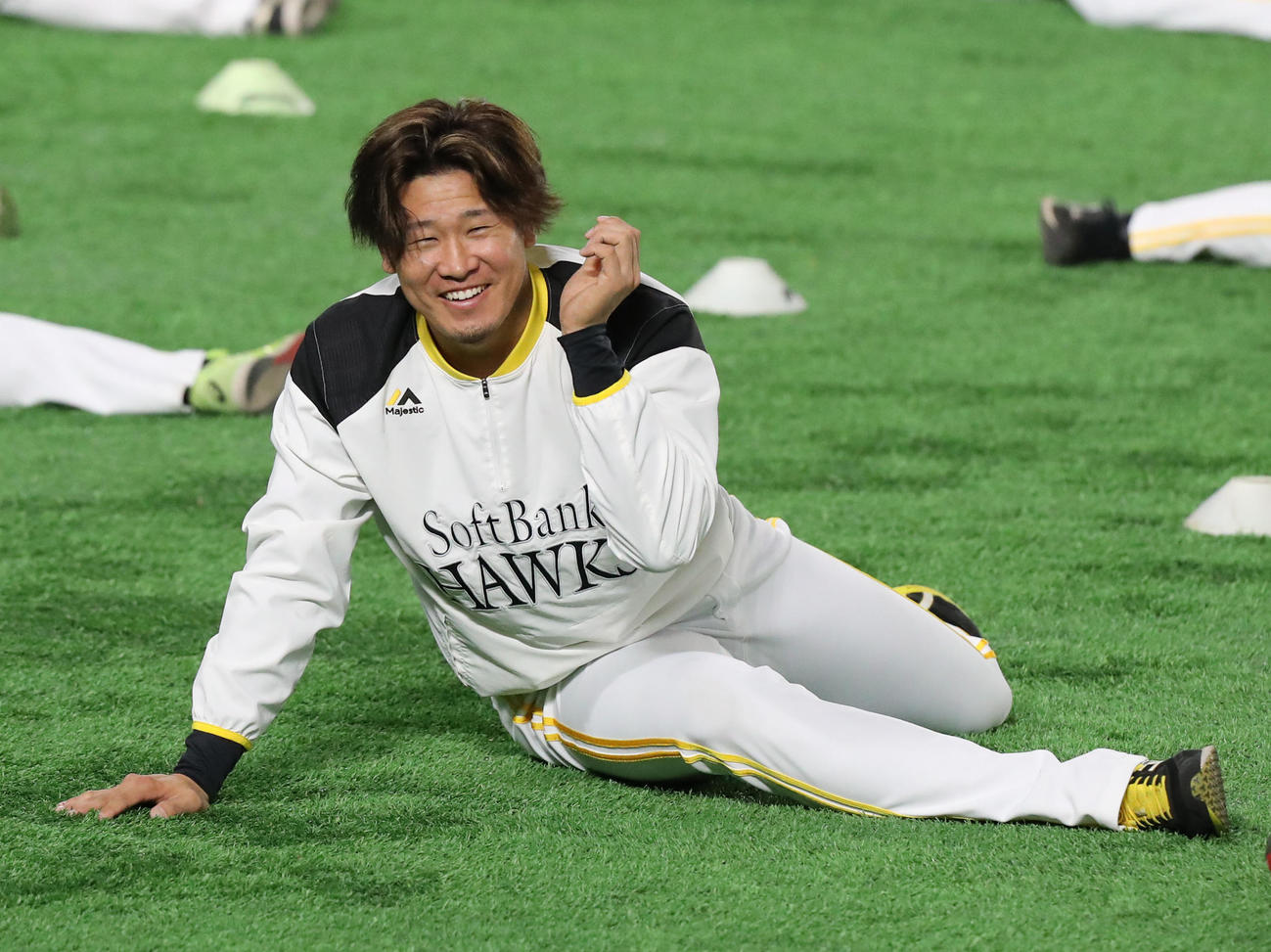 笑顔でストレッチをする杉山一樹投手（撮影・屋方直哉）