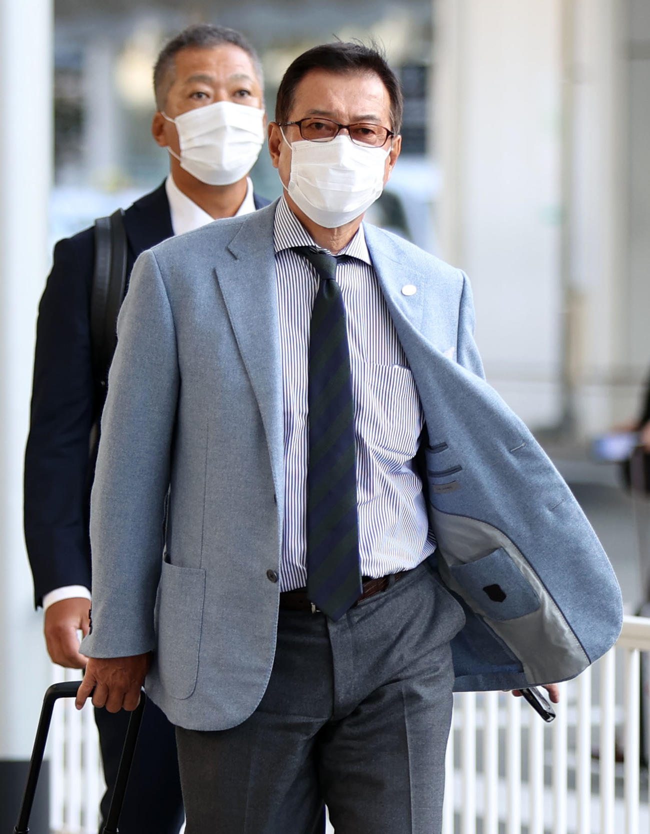 福岡空港に到着する原監督。後方は後藤野手チーフコーチ（撮影・狩俣裕三）