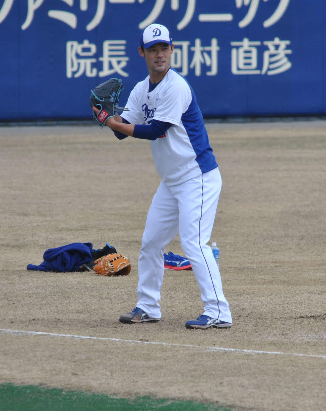 開幕投手決定後初の実戦登板に向けキャッチボールで調整する中日福谷
