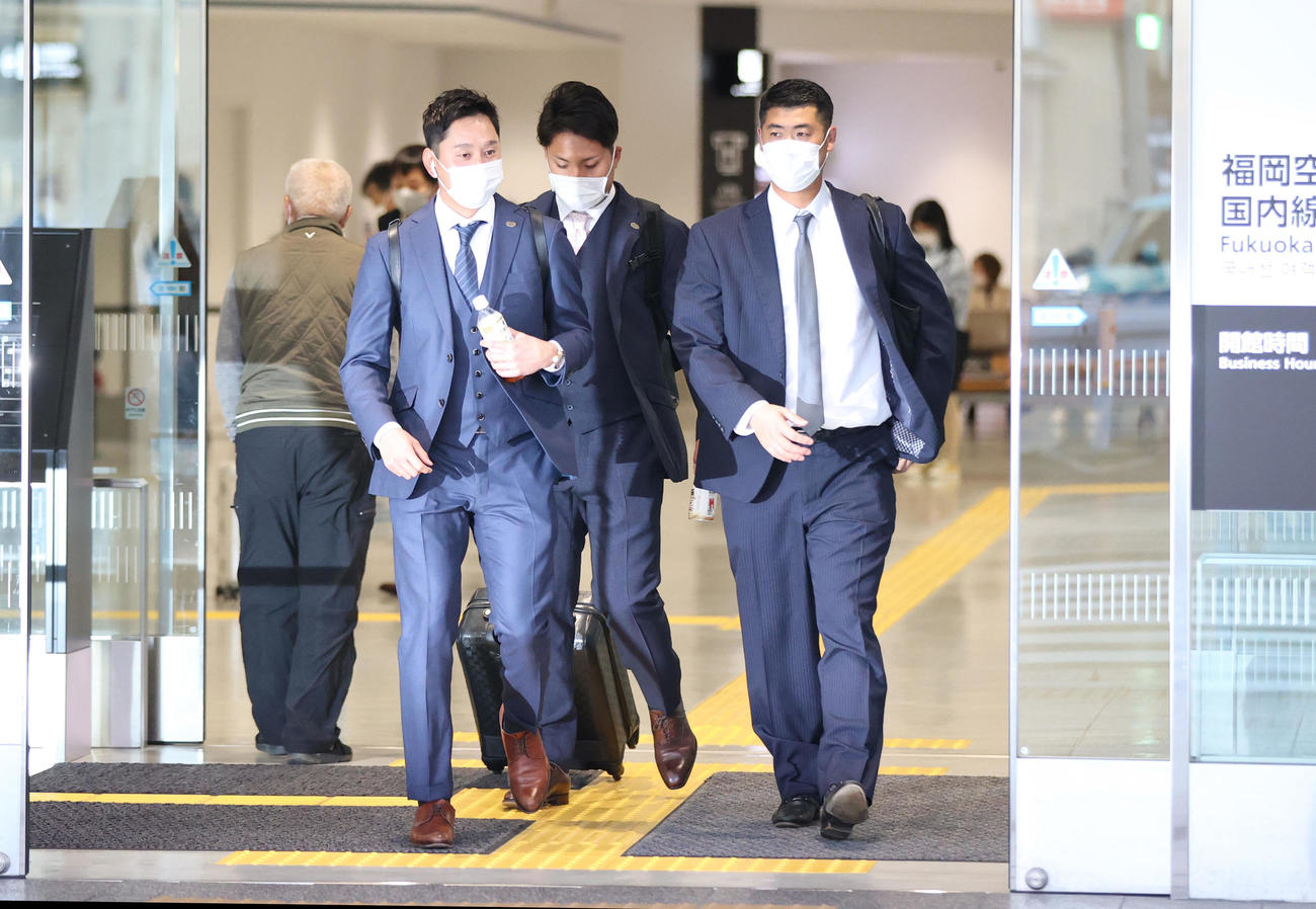 福岡空港に到着する、左から野上、今村、大竹（撮影・狩俣裕三）