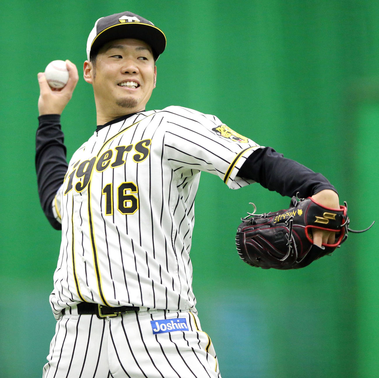 キャッチボールに励む西勇（2021年3月7日撮影）
