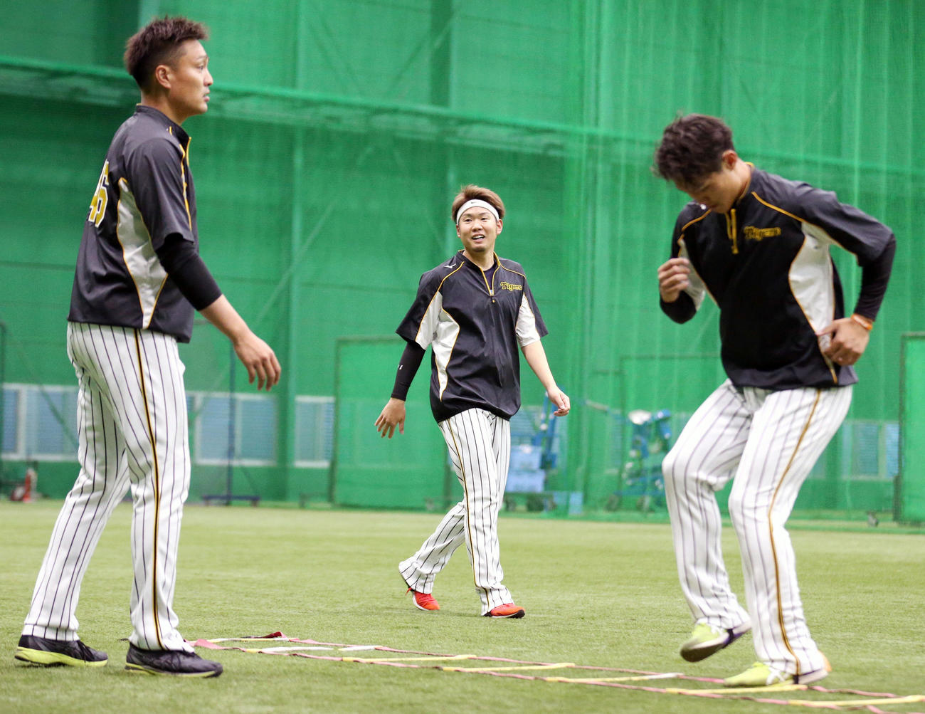 室内で練習を行った、左から秋山、西勇、西純（2021年3月7日撮影）