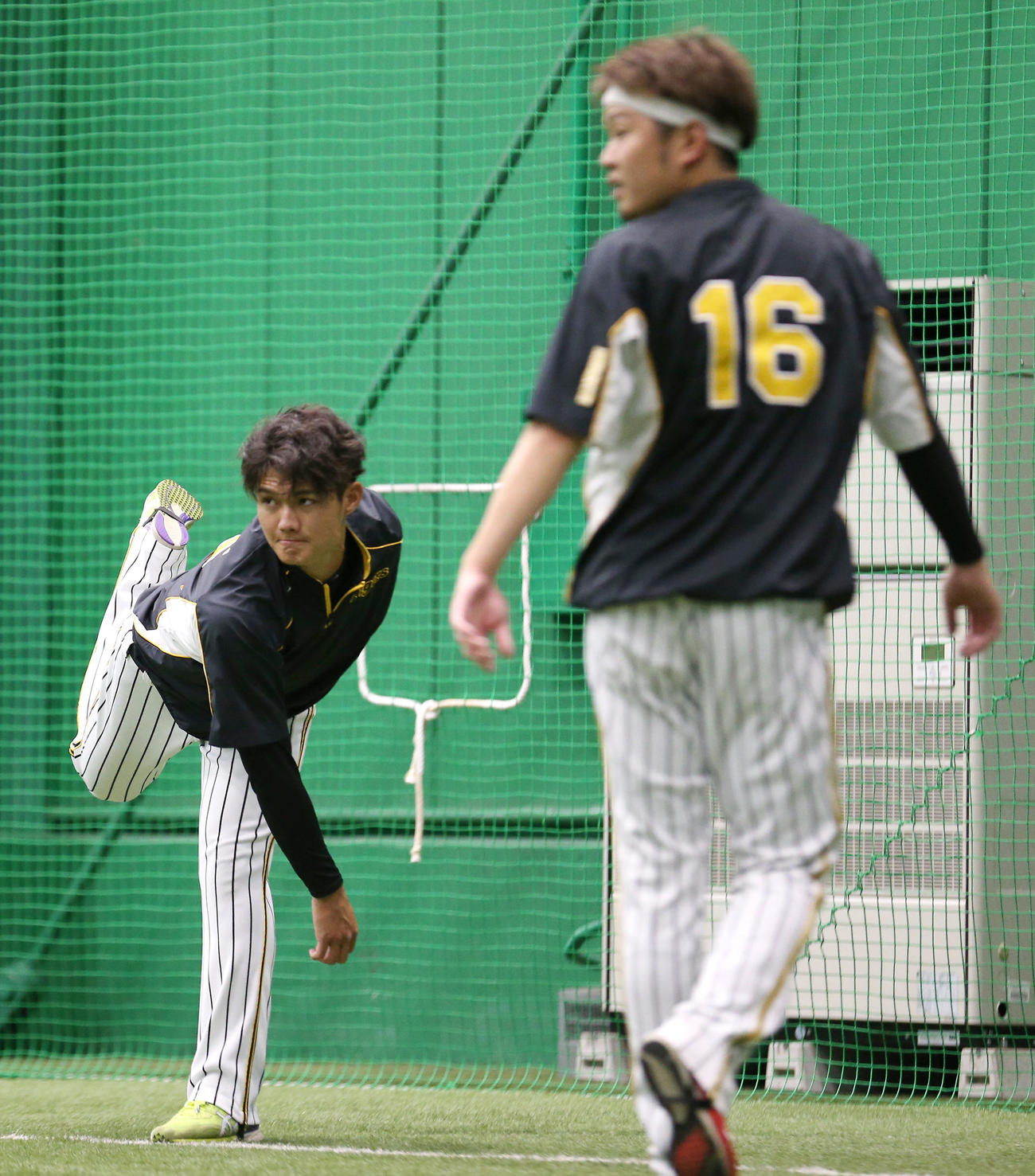 キャッチボールに励む西純。右は西勇（撮影・上山淳一）