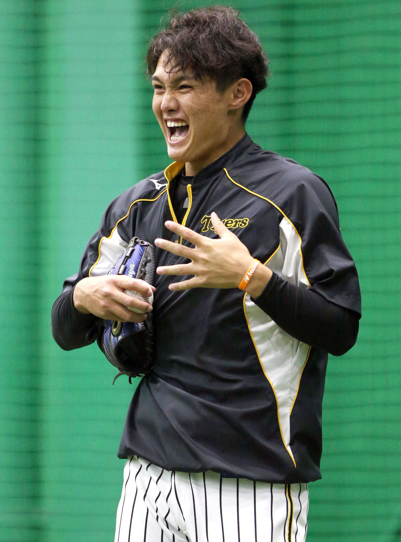 キャッチボールで明るい表情を見せる西純（撮影・上山淳一）