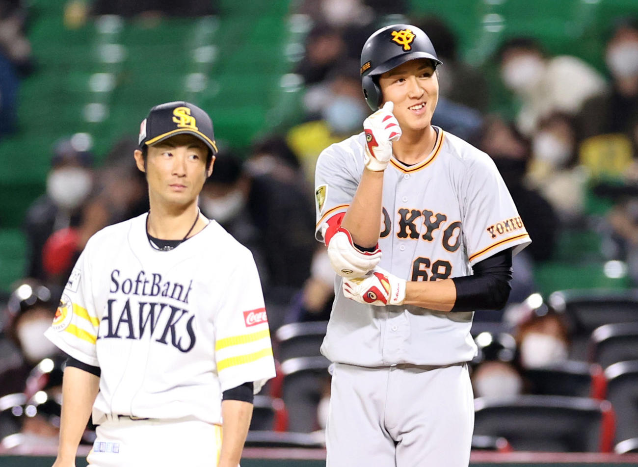 ソフトバンク対巨人　2回表巨人1死満塁、適時内野安打を放ち、笑顔を見せる秋広（右）。左は明石（撮影・狩俣裕三）